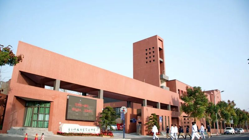 电容鼓包背后的真相：电压与电容的关系解析